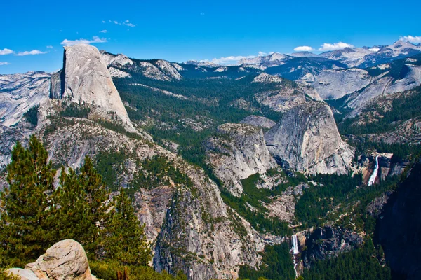 Half Dome Rock, o marco do Parque Nacional de Yosemite, Califórnia — Fotografia de Stock