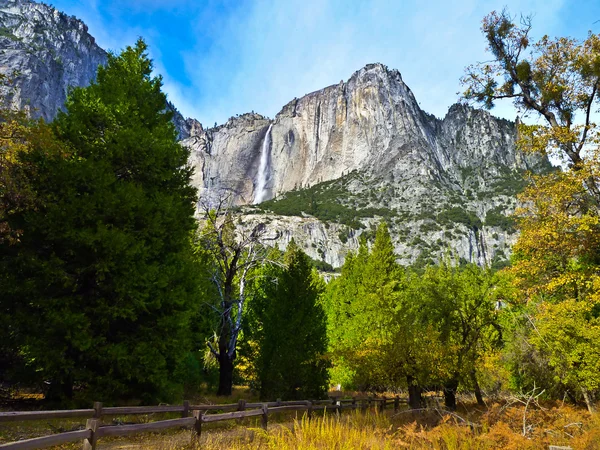 Gyönyörű Yosemite-vízesés Yosemite National Park, Kalifornia — Stock Fotó