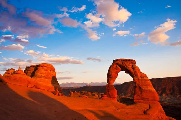 Arco dedicato sotto il tramonto nel Parco Nazionale degli Archi, Utah — Foto Stock