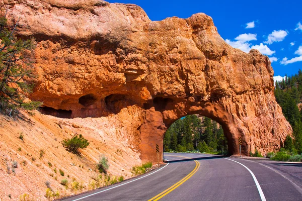 Red Arch túnel de carretera en el camino al Parque Nacional Bryce Canyon, Utah, EE.UU. — Foto de Stock