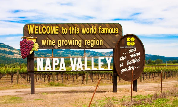 Napa Valley jel előtt adja meg a világ híres borvidék Napa Valley, Kalifornia — Stock Fotó