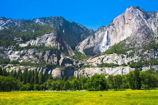 Lindas Cataratas de Yosemite no Parque Nacional de Yosemite, Califórnia — Fotografia de Stock