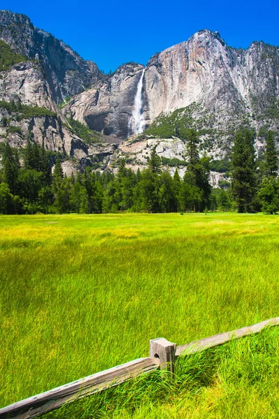 Hermosas cataratas de Yosemite en el Parque Nacional de Yosemite, California — Foto de Stock