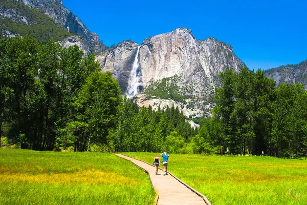 Lindas Cataratas de Yosemite no Parque Nacional de Yosemite, Califórnia — Fotografia de Stock