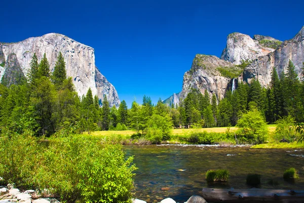 Vale de Yosemite com El Capitan Rock e cascatas de véu nupcial — Fotografia de Stock