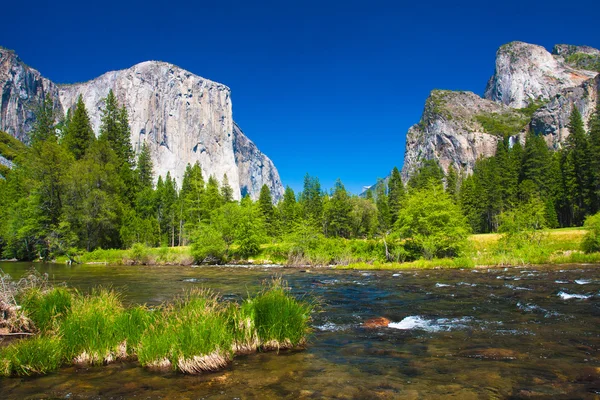 Valle de Yosemite con el Capitan Rock y cascadas de velo nupcial —  Fotos de Stock