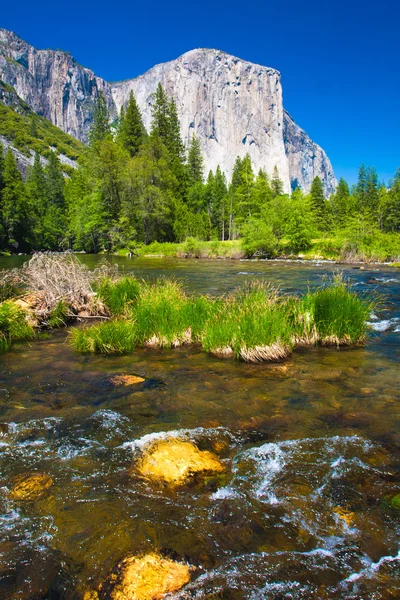 El Capitan Rock and Merced River no Parque Nacional de Yosemite, Califórnia — Fotografia de Stock