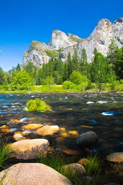 Drie broers rock en merced rivier in yosemite national park, Californië — Stockfoto