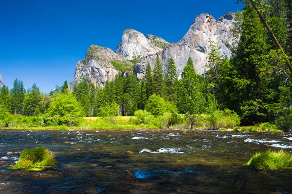 Drie broers rock en merced rivier in yosemite national park, Californië Rechtenvrije Stockfoto's