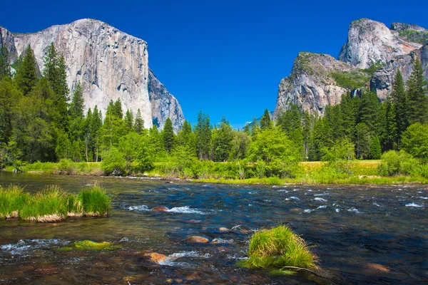 Yosemite-Tal mit el capitan Felsen und Brautschleier-Wasserfällen lizenzfreie Stockbilder