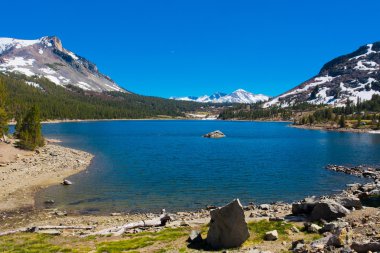 karla kaplı dağ ve göl yosemite Milli Parkı, california