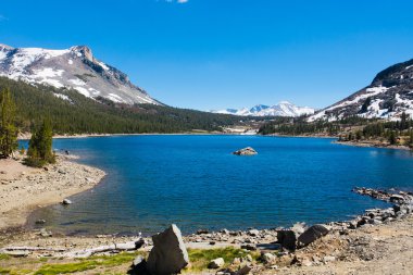 karla kaplı dağ ve göl yosemite Milli Parkı, california