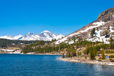 karla kaplı dağ ve göl yosemite Milli Parkı, california