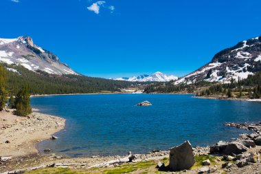 karla kaplı dağ ve göl yosemite Milli Parkı, california