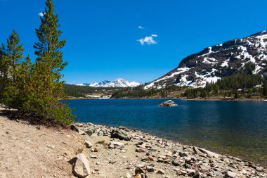 karla kaplı dağ ve göl yosemite Milli Parkı, california