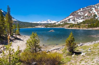 karla kaplı dağ ve göl yosemite Milli Parkı, california