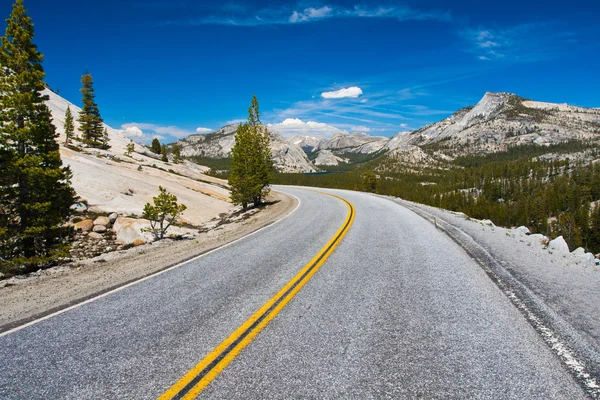 Tioga Pass Road en el Parque Nacional Yosemite, California — Foto de Stock