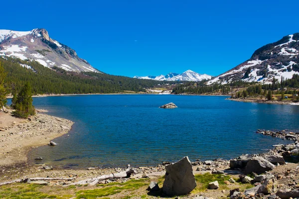 Zasněžené hory a jezero v Yosemitském národním parku, Kalifornie — Stock fotografie