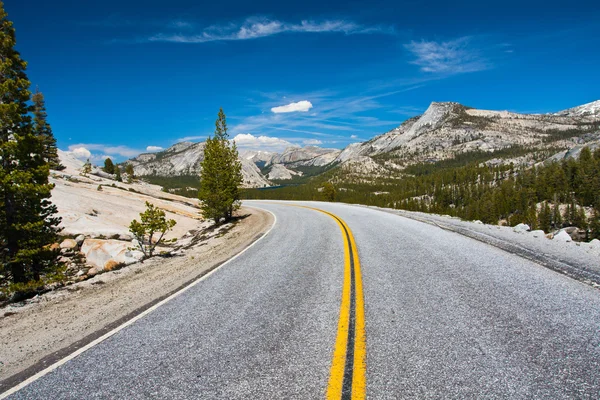 Tioga Pass Road en el Parque Nacional Yosemite, California — Foto de Stock