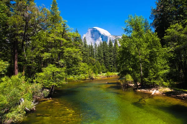 Merced river med halv kupol i bakgrunden i yosemite national park, Kalifornien — Stockfoto