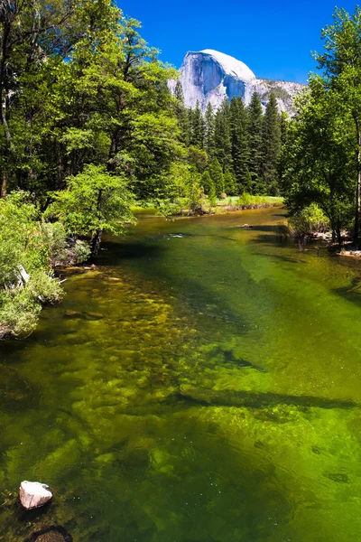 Merced river yosemite Milli Parkı, california arka planda yarım kubbe ile — Stok fotoğraf