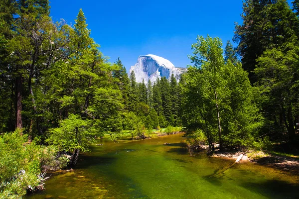 Río Merced con Cúpula Media en Fondo en el Parque Nacional Yosemite, California — Foto de Stock