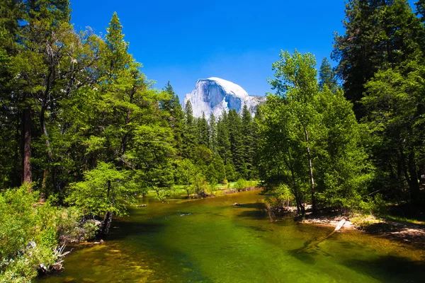 Merced river med halv kupol i bakgrunden i yosemite national park, Kalifornien — Stockfoto