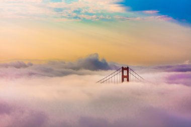 Dünya ünlü golden gate Köprüsü san francisco, californiaa sunrise sonra sis tarafından çevrili
