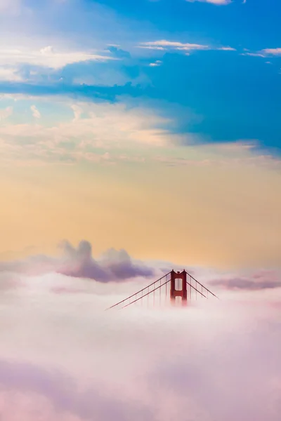 Wereld beroemde golden gate brug omgeven door mist na zonsopgang in san francisco, californiaa — Stockfoto