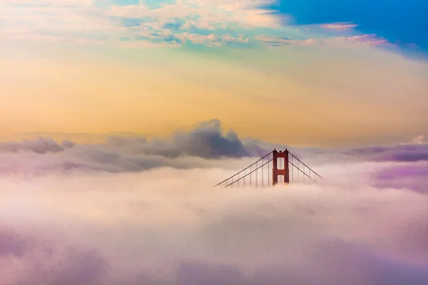 Dünya ünlü golden gate Köprüsü san francisco, californiaa sunrise sonra sis tarafından çevrili