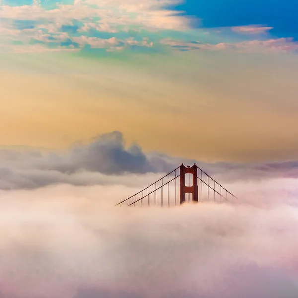 Dünya ünlü golden gate Köprüsü san francisco, californiaa sunrise sonra sis tarafından çevrili