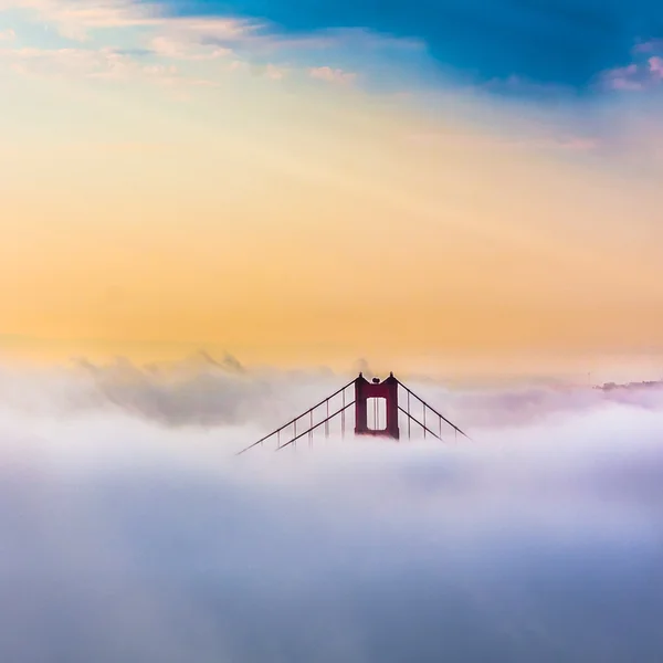 Weltberühmte goldene Torbrücke im Nebel nach Sonnenaufgang in San Francisco, Kalifornien — Stockfoto