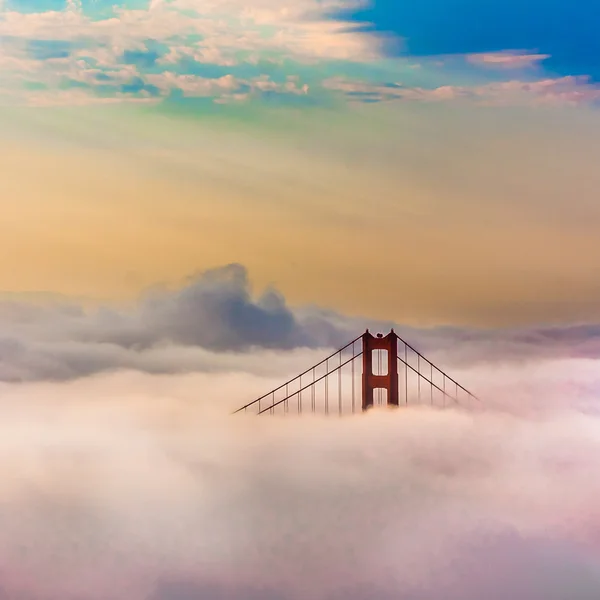 Världen berömda golden gate-bron omges av dimma efter soluppgången i san francisco, californiaa Royaltyfria Stockbilder