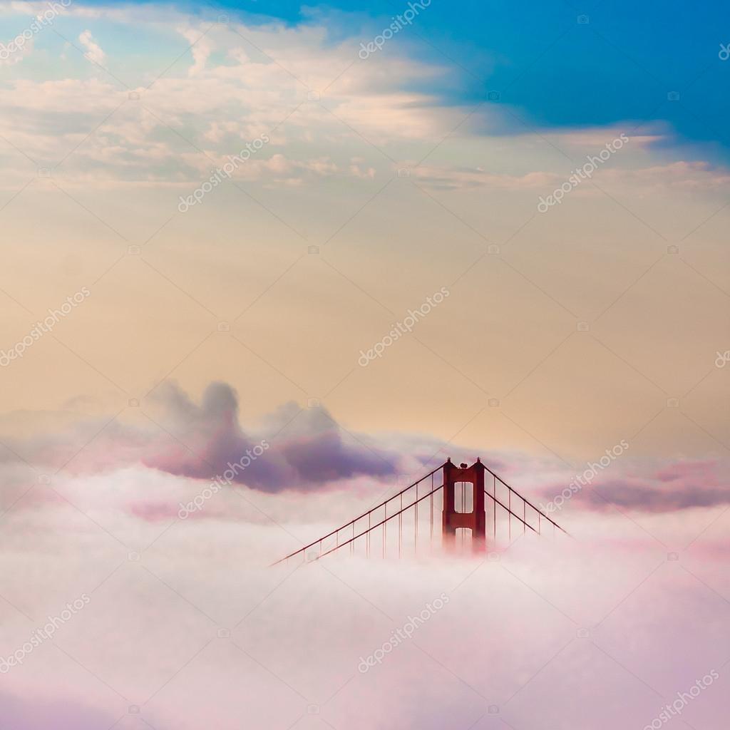 在旧金山，californiaa 在日出后包围雾的世界著名的金门大桥——图库图片© lorcel #28138413, image size:1024x1024