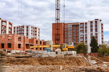 Vinçli bir inşaat alanı. İnşaat alanında otomobil ve kule vinçleri