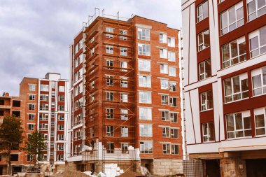 İnşaat halindeki modern konut manzarası