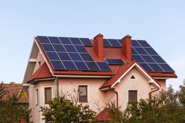 Evin çatısındaki güneş panelleri. Alternatif yeşil enerji