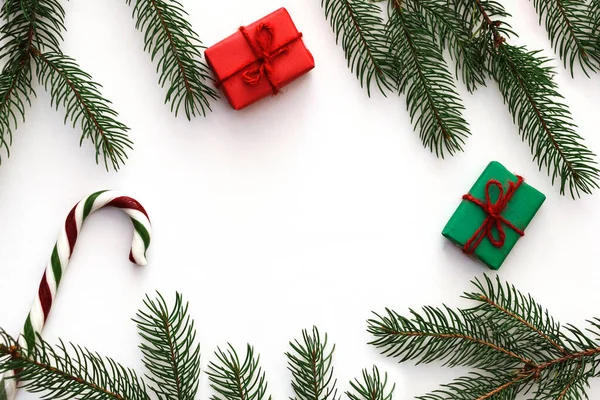 귀하의 디자인에 크리스마스 배경에 전나무 가지와 소나무의 꼭대기 — 스톡 사진