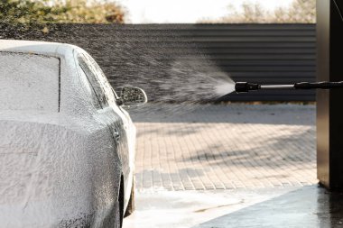 Araba yıkama, self servis. Oto sabun, deterjan. Araba yıkama hortumundan arabaya deterjan uygulaması.