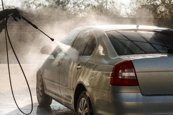 Auto Sta Lavando Sotto Forte Pressione Dell Acqua Dal Tubo — Foto Stock