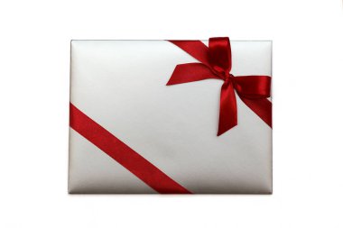 Beyaz arka planda kırmızı kurdeleli Noel hediyesi zarfı.