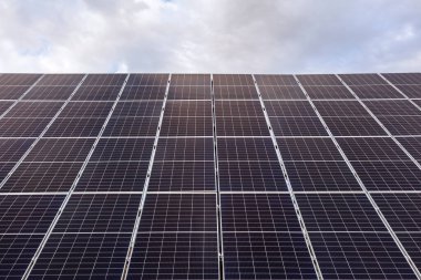 Gökyüzü arkaplanındaki güneş panelleri