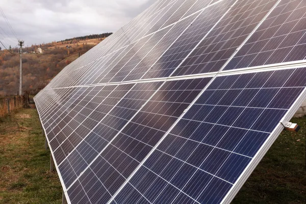 Solární Panely Kovové Konstrukci Zemi Sluneční Farma Obloze Pozadí — Stock fotografie