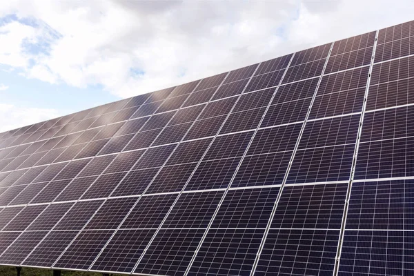 Solární Panely Kovové Konstrukci Zemi Sluneční Farma Obloze Pozadí — Stock fotografie