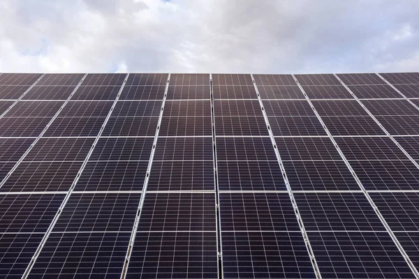 Gökyüzü arkaplanındaki güneş panelleri