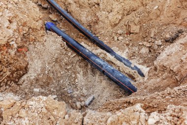 Plastik borular toprağa konur.