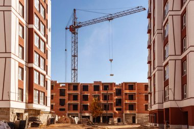 İnşaat alanı. Bir yerleşim alanının inşaatı. İnşaat alanındaki kule vinci.