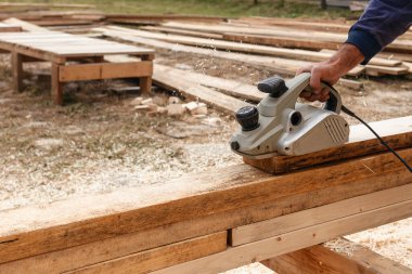 Testere makinesi yakın çekim. Elektrikli el aletleri ahşap tahta planörü testereler. Ahşap çalışma kavramı.