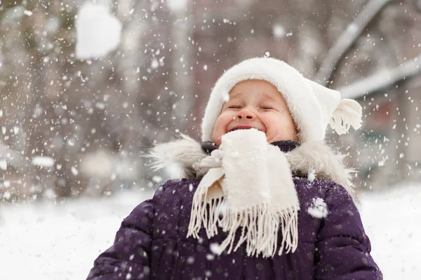 Wintermädchen Verschneiten Park Positiv Lächelndes Kindergesicht Aktive Winterferien Glückliches Kind — Stockfoto