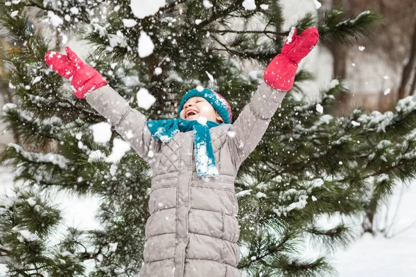 Férias Activas Inverno Atividade Crianças Andando Parque Inverno Neve Rapariga — Fotografia de Stock